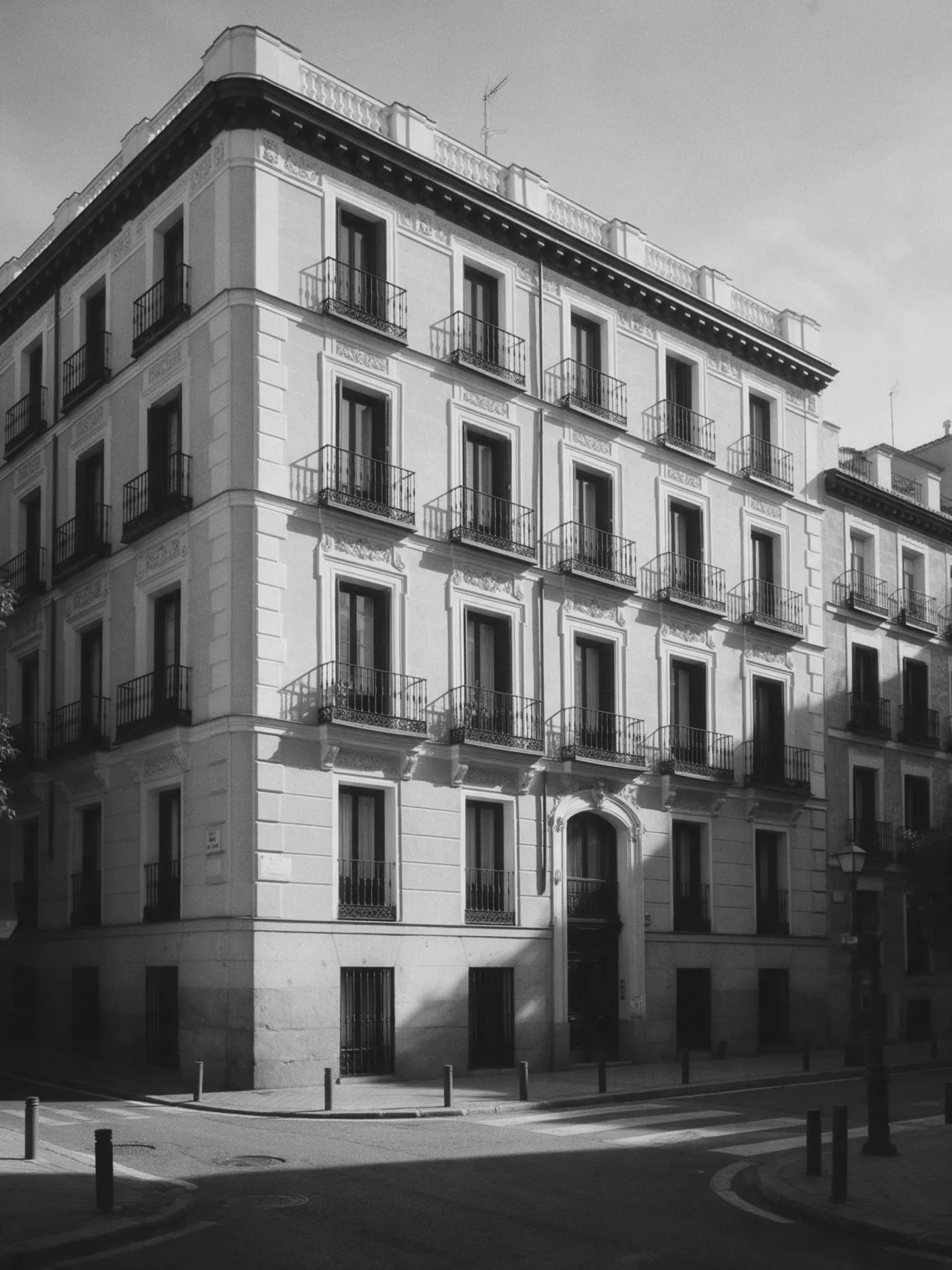 Fachada clásica de un edificio residencial de Madrid en blanco y negro